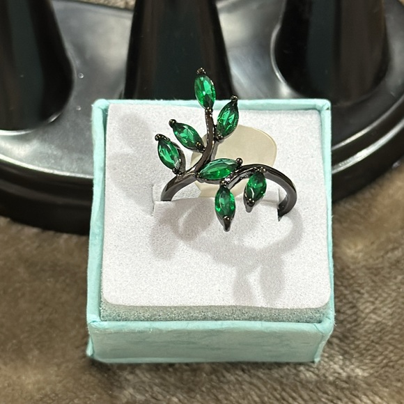 Ring size 8 - Picture 5 of 6